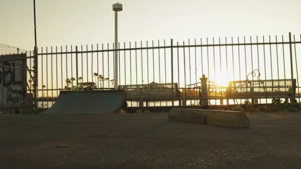 Silueta Skateboardista Baví Diy Skatepark Během Zlatého Západu Slunce Los — Stock video