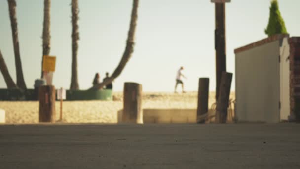 Skater Αγόρι Κάνουν Βόλτα Κόλπο Μακριά Στο Παραλιακό Μονοπάτι Του — Αρχείο Βίντεο