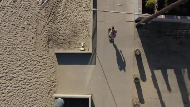 Pessoa Andar Skate Caminho Concreto Perto Praia Areia Vista Aérea — Vídeo de Stock