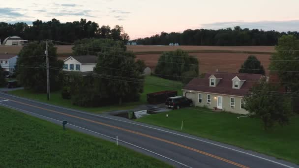 Luftaufnahme Eines Hauses Cape Cod Abend Nach Einem Regensturm Geländewagen — Stockvideo