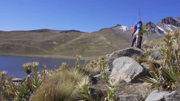 Coppia Trekking Sul Paesaggio Naturale Escursionismo Uomo Donna — Video Stock