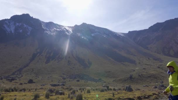 主峰のネヴァド トルカ火山の眺めのビデオを閉じます — ストック動画