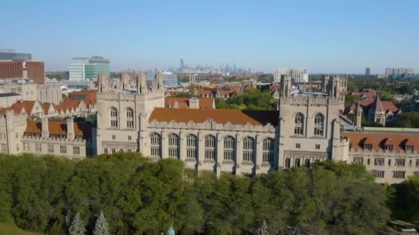 Tiro Estabelecimento Simples Campus Universitário Universidade Chicago Skyline Segundo Plano — Vídeo de Stock