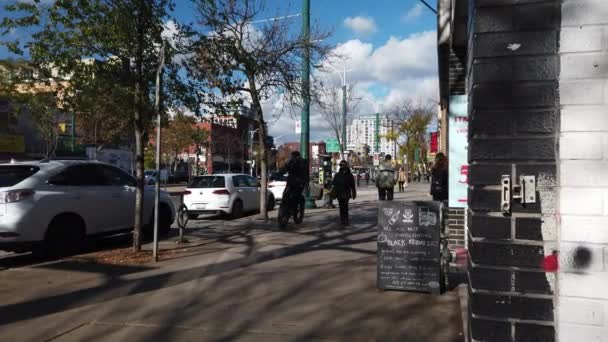 Weitschuss Von Fußgängern Auf Der Spadina Allee — Stockvideo