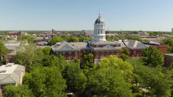 Close Luchtfoto Van Het Toelatingsbureau Van Universiteit Van Missouri — Stockvideo