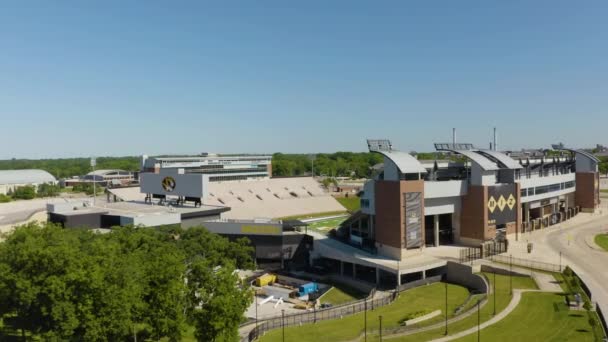 ミズーリ大学フットボールスタジアムの空中設置ショット — ストック動画