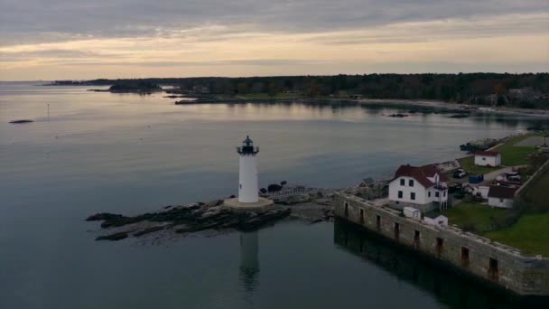 日没時のポーツマス港灯台の空中ビュー キタリーポイント メイン州 ペパーレル コーブとピスカタカ川で4K Djiドローンを使用して撮影 — ストック動画