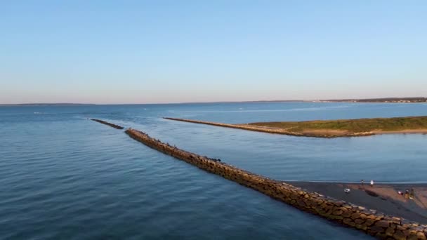 Luchtfoto Naar Voren Uitzicht Zee Met Riffen Mensen Die Erop — Stockvideo