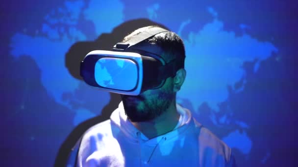 Virtueel Tour Concept Met Bril Persoon Dragen Bril Met Wereldkaart — Stockvideo