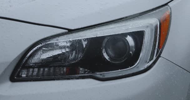 Pequeno Vídeo Farol Carro Acendendo Enquanto Coberto Gotas Chuva — Vídeo de Stock