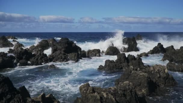 Wellen Schlagen Felsige Küste Der Nähe Von Porto Moniz Portugal — Stockvideo