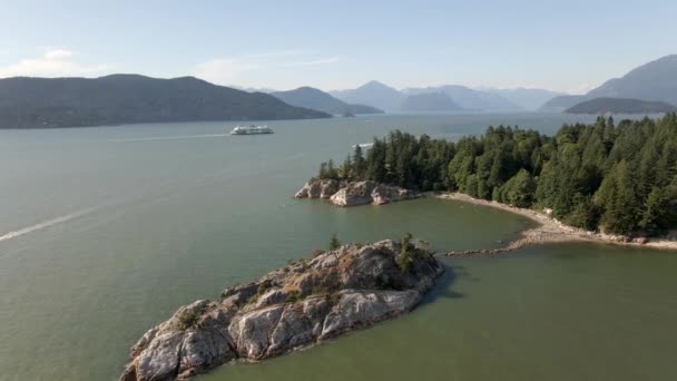 在阳光灿烂的日子里 空中看到一艘游艇和小船在清澈的海水中航行 四周环绕着美丽的山脉和两岸的森林 温哥华加拿大 — 图库视频影像