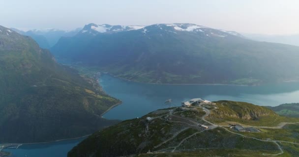 Gün Batımında Mavi Fiyort Ile Loen Skylift Gondolunun Yanındaki Dağın — Stok video