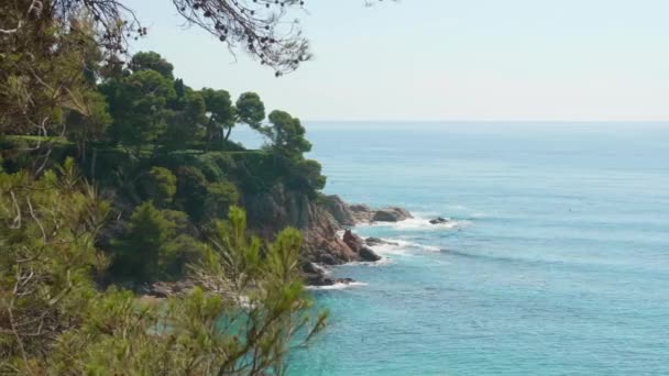 空に対する海の岩の崖の空中パンニングショット 晴れた日に海岸線上を飛んで無人機Llolet Mar スペイン メディテのCastell Pljaの無人機からの眺め 夏の海の風景 スペイン — ストック動画