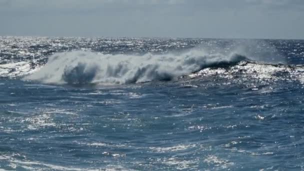Мощные Волны Катятся Отступают Берега Атлантическом Океане Замедленное Движение — стоковое видео