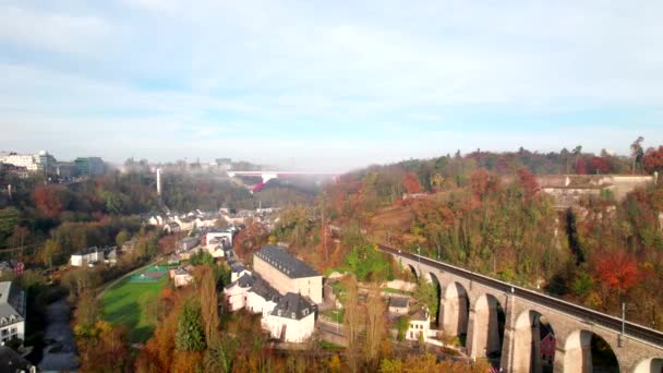 Luftaufnahme Des Viadukts Und Der Berühmten Roten Brücke — Stockvideo