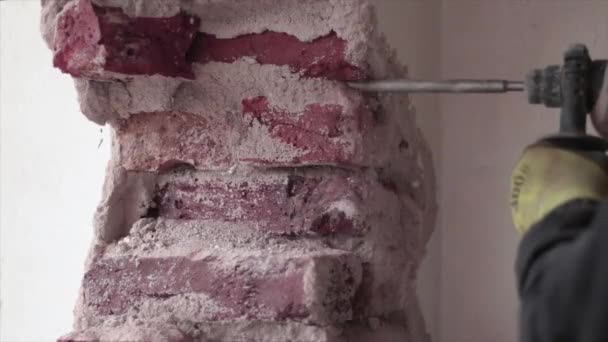 공사장 인부들은 기구를 사용하여 뚫는다 집수리 — 비디오