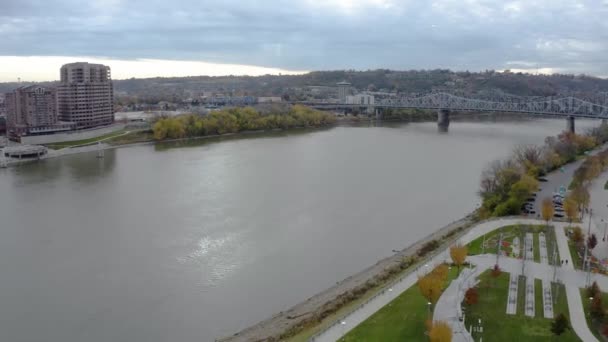 Cincinnati Ohio Daki Ohio Nehri Ndeki Bir Köprünün Lık Bulutlu — Stok video