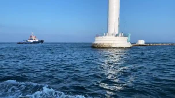 在乌克兰奥德萨沃龙佐夫灯塔附近的黑海航行的拖船 宽射门 — 图库视频影像