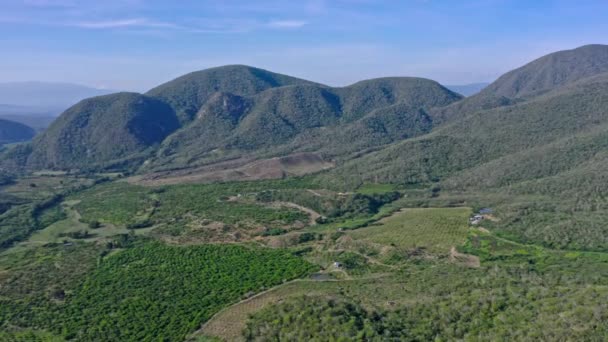 ドミニカ共和国のアズア県のラス ヤヤヤイス ビヤマの農地と山脈の空中写真 — ストック動画