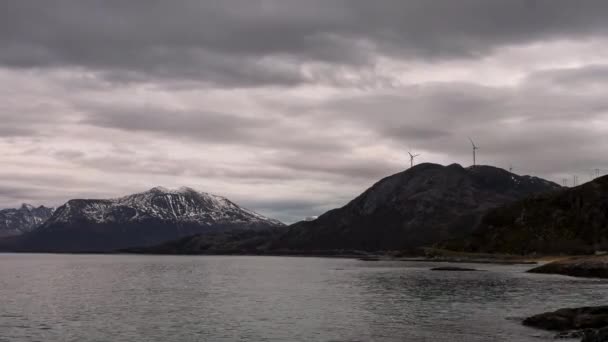 Pohled Fjordu Majestátních Hor Ostrově Kvaloya Norsko Větrné Turbíny Vrcholu — Stock video