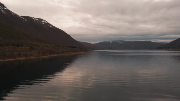 挪威Kvaloya岛Nordfjorden平静水域的多云天空反思 无人驾驶飞机射击 — 图库视频影像