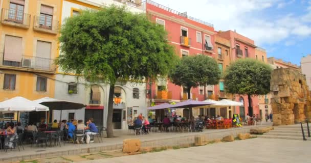 カタルーニャの旧市街 スペイン のメイン広場にある歴史的中心部の上に4 Kの撮影でカメラのパンニング タラゴナ カタルーニャの街の景色 メインストリートなど — ストック動画