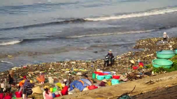 Местные Рыбаки Пляже Муй Мусором Выброшенным Берег После Тайфуна Вьетнаме — стоковое видео