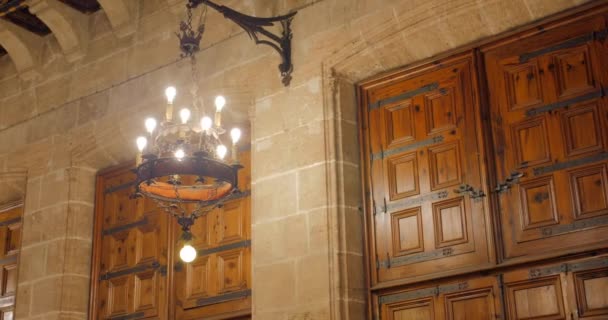 中世の城の内部ロンハ Sala Del Consulat Mar その建築的輝きを強調した4Kビデオで美しく捉えられました — ストック動画