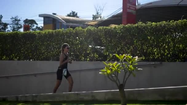 Feminino Correndo Cidade Atleta Feminina Correndo Treinando — Vídeo de Stock