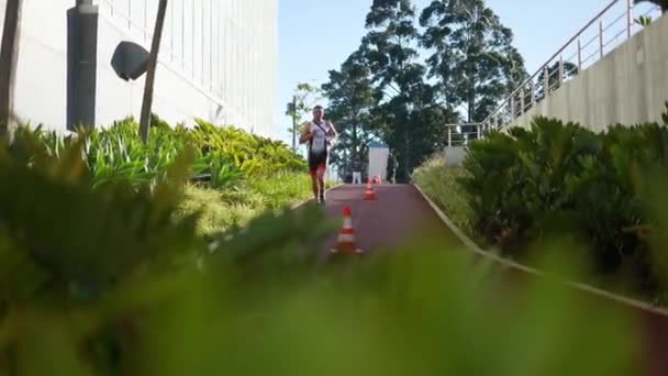 Man Atletiekbaan Mannelijke Atleet Hardlopen Training Stad Naast Planters — Stockvideo