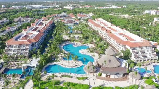 Vista Aérea Deslumbrante Resort Luxo Com Grande Piscina Costa Caribenha — Vídeo de Stock