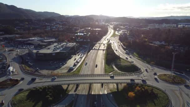 Vacker Solnedgång Antenn Ovanför Motorväg E39 Vid Asane Norge Trafiken — Stockvideo