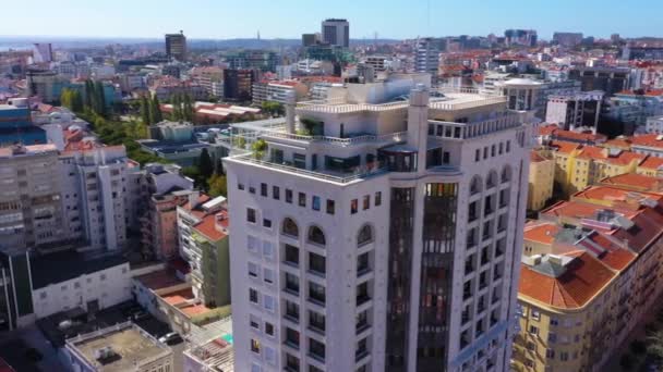 Luftaufnahme Ein Weißes Hochhaus Lissabon Portugal Kreisen Drohnenschuss — Stockvideo