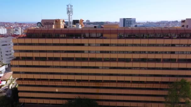 Vista Aerea Intorno All Edificio Altice Nella Soleggiata Lisbona Portogallo — Video Stock