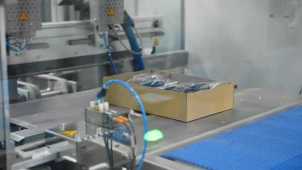 自動包装システムに箱詰めされている商品 革新的なエンジニアリング — ストック動画
