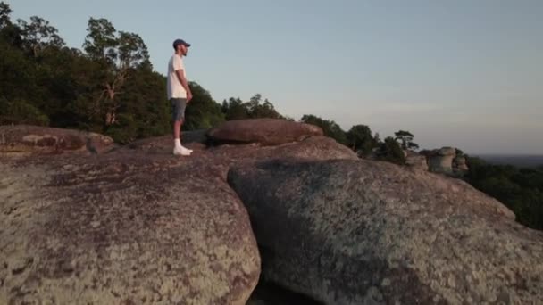 Drohne Aus Der Luft Mann Steht Rande Des Klippenaufstiegs Über — Stockvideo