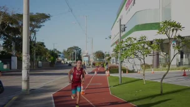 Kentsel Atletizm Pisti Atletizm Yarışında Yarışan Genç — Stok video