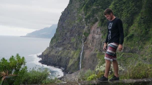 Uomo Cammina Davanti Alla Bellissima Cascata Noiva Madeira Portogallo — Video Stock