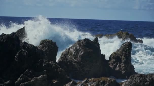 Ondas Poderosas Colidem Com Costa Atlântica Agitada Rochosa Câmera Lenta — Vídeo de Stock