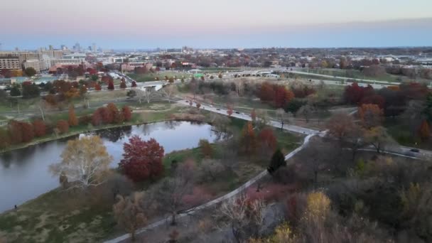 64で池の上に紅葉の木の前方ドローンショット日没の間の背景に森公園で撮影 セントルイス — ストック動画