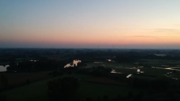 Gün Batımında Ufukta Yel Değirmenleri Olan Havadan Panoramik Manzara Belçika — Stok video