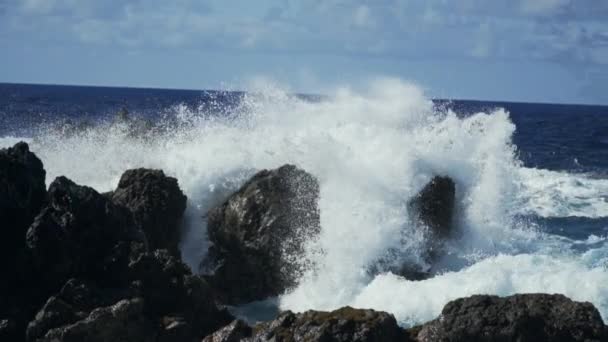 強力な波が岩の多い大西洋岸に押し入りゆっくりとした動き — ストック動画