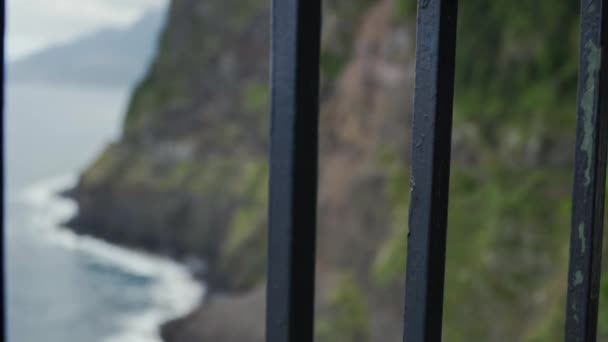 Focus Rack Van Uitzicht Leuningen Tot Dramatische Noiva Waterval Madeira — Stockvideo