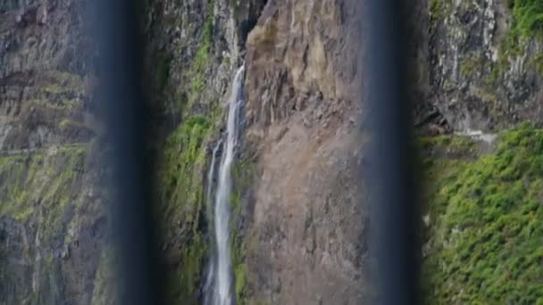 通过俯瞰栏杆 慢动作接近努瓦河瀑布 — 图库视频影像