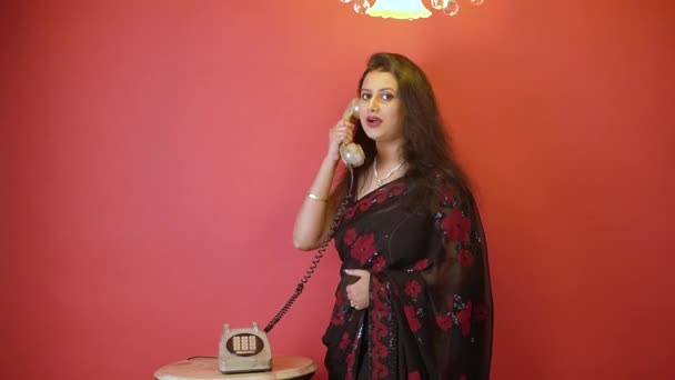 Индийская Женщина Черном Сари Стоит Разговаривает Стационарному Телефону Улыбками Изолированном — стоковое видео