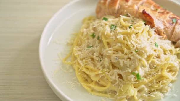 Zelfgemaakte Spaghetti Witte Romige Saus Met Gegrilde Kip — Stockvideo