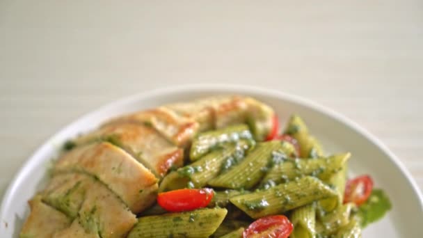 Domácí Těstoviny Penne Pesto Omáčce Grilovaným Kuřetem — Stock video