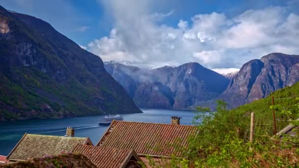 Atap Rumah Idyllic Lereng Gunung Fjord Dengan Cruiseschip Lewat Norwegia — Stok Video