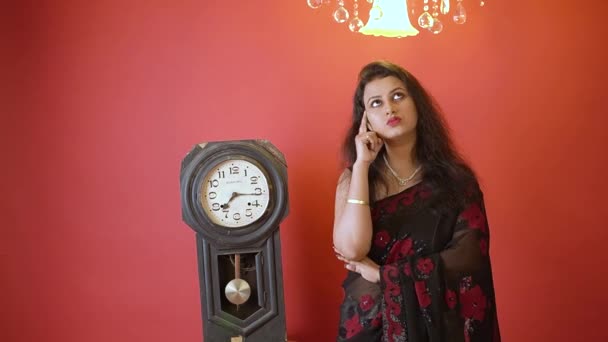 Una Mujer India Saree Negro Pensando Pie Junto Viejo Reloj — Vídeos de Stock
